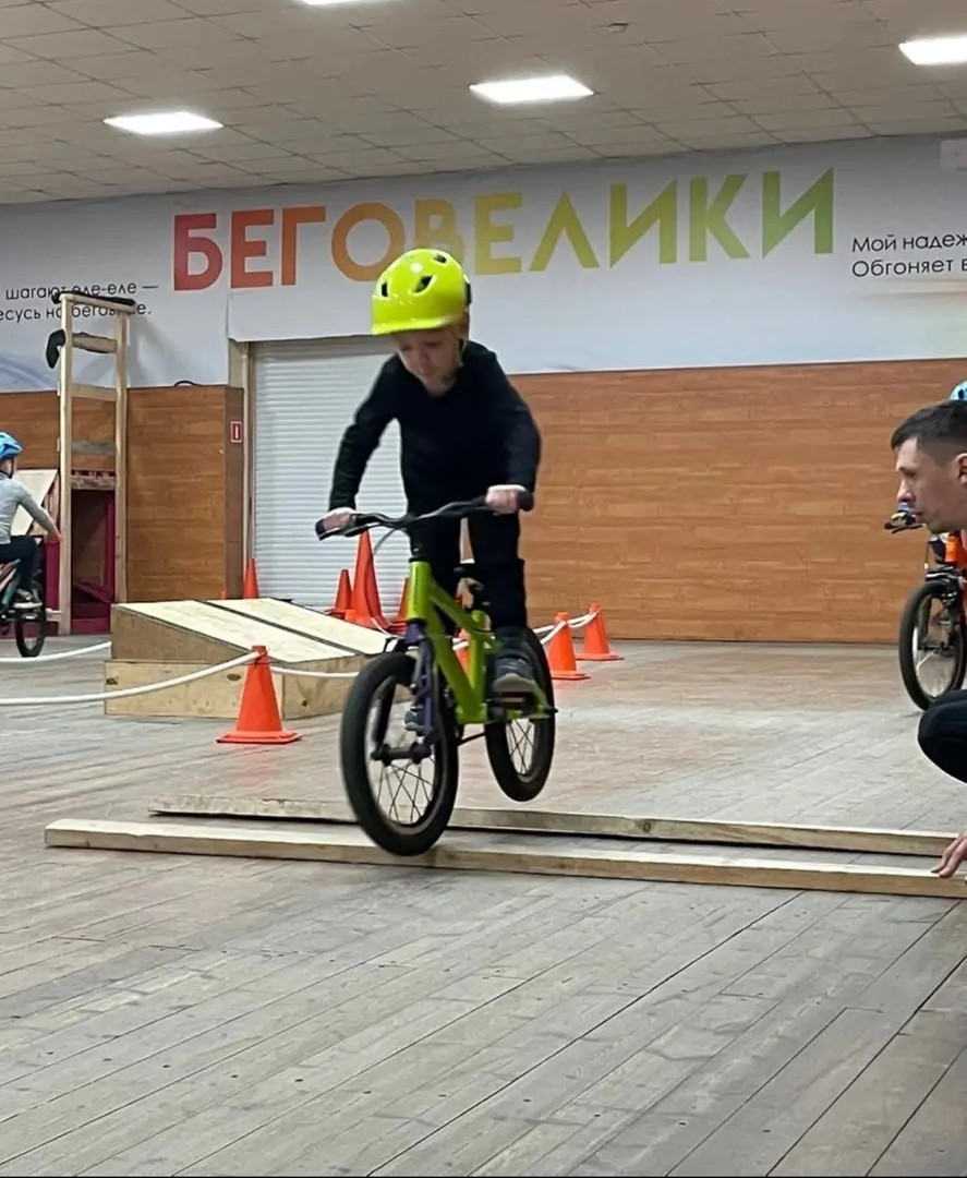 Ребёнок на велосипеде в клубе «Беговелики»